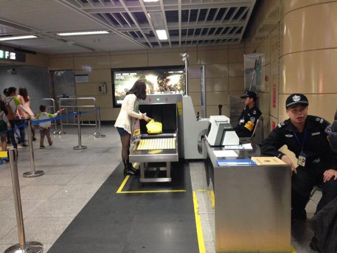 एयरपोर्ट कार्गो एक्स रे बैगेज स्कैनर पेशेवर पार्सल स्कैनिंग मशीन